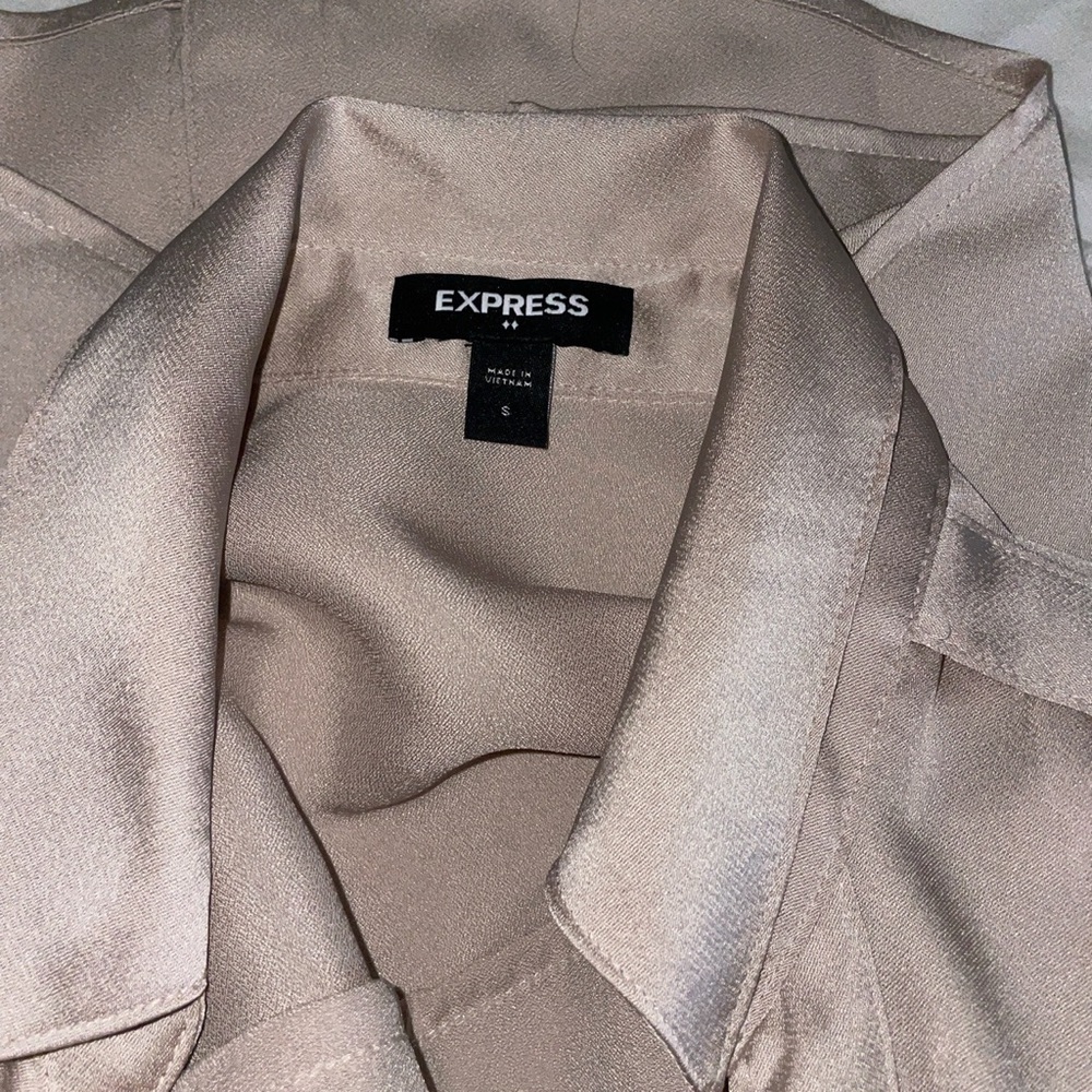 Silk beige express button down